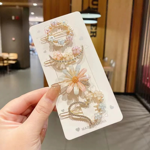 LATAFASHIONS    "Stylish Combo Pack: Pearl Wing Hair Claw & Floral Hair Clips" (Copy)